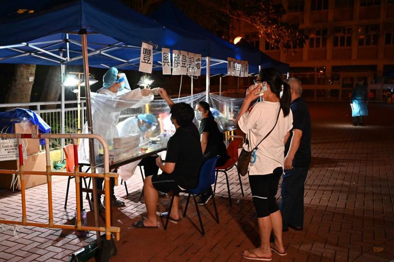 配合行動: 房屋署人員在柴灣受限區域為受檢人士登記進行檢測。 配合行動: 房屋署人員在柴灣受限區域為受檢人士登記進行檢測。