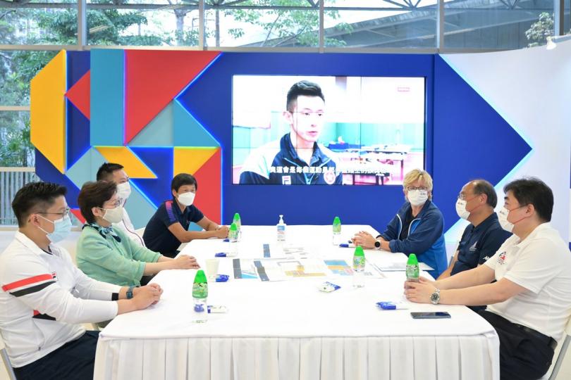 完善配套:  林鄭月娥（左二）聽取體院董事局主席林大輝（右二）介紹有關體院興建新設施大樓的計劃。
