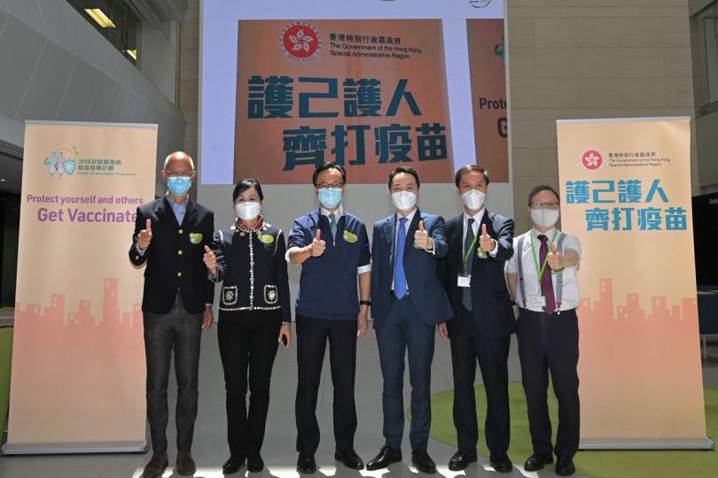 齊心抗疫: 聶德權(左三)到訪德勤,視察該企業職員通過政府外展服務接種2019冠狀病毒病疫苗,為各人打氣。 齊心抗疫: 聶德權(左三)到訪德勤,視察該企業職員通過政府外展服務接種2019冠狀病毒病疫苗,為各人打氣。