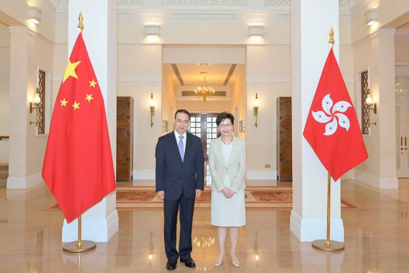聚首:  林鄭月娥（右）在禮賓府與新任外交部駐香港特別行政區特派員公署特派員劉光源會面。