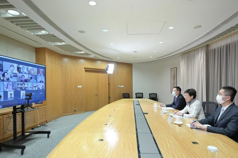 藝文樞紐:  林鄭月娥（中）出席網上研討會，向內地和海外藝廊代表介紹香港作為國際藝術文化樞紐的優勢，歡迎他們來港發展。