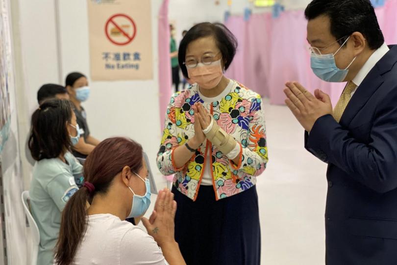 盡責公民:  陳肇始（右二）在社區疫苗接種中心與少數族裔人士交談，了解他們接種新冠疫苗的情況。