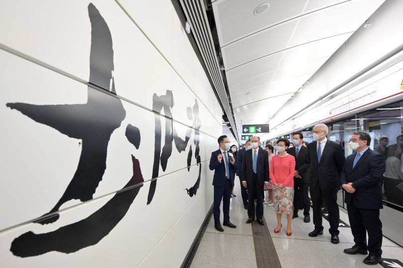 即將通車:  林鄭月娥（左三）聽取港鐵公司代表介紹土瓜灣站的設計。