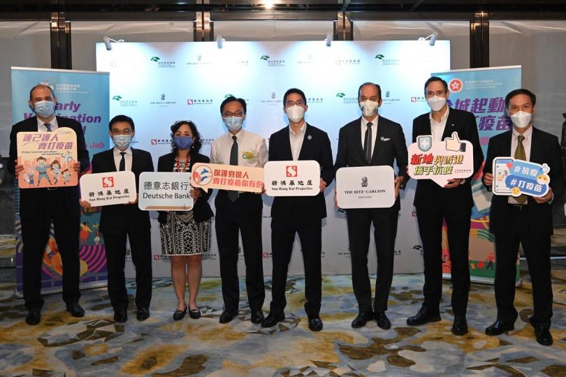 為己為人:  聶德權（左四）感謝啟勝管理服務有限公司牽頭、麗思卡爾頓酒店借出地方，促成大廈多個租戶一同參與外展疫苗接種。