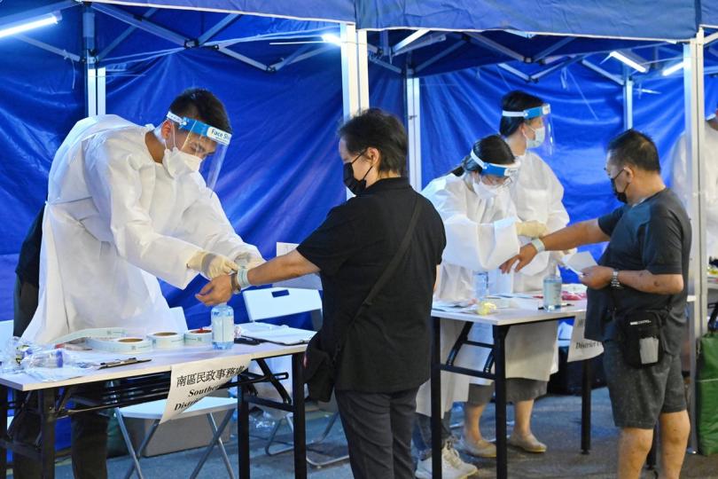 登記受檢:  政府在香港仔指明受限區域為受檢人士登記進行檢測。
