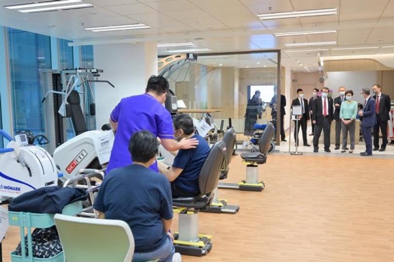 林鄭月娥參觀中文大學醫院
