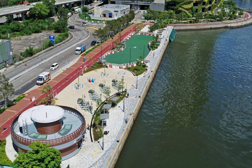 暢遊海濱:  位於荃灣海濱的單車徑配套設施包括休息處、單車泊位，以及位於海興路的單車匯合中心。   