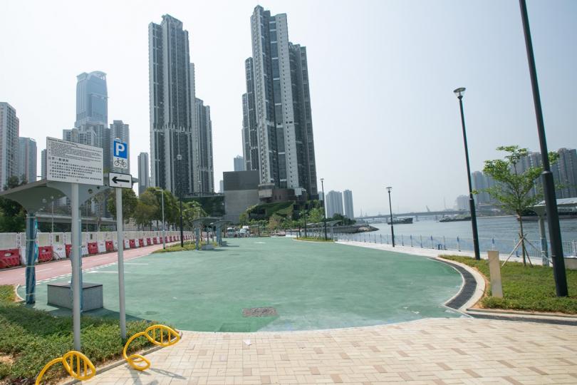 便利市民:  單車匯合中心內有單車練習場、洗手間、飲水器、有蓋座椅等設施。   