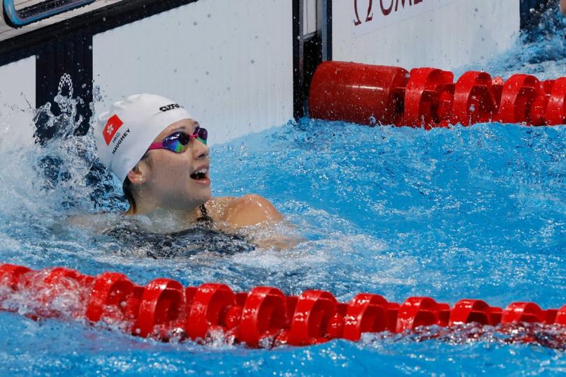 再添獎牌:  何詩蓓在東京奧運會女子100米自由泳賽事勇奪銀牌。（港協暨奧委會提供相片）