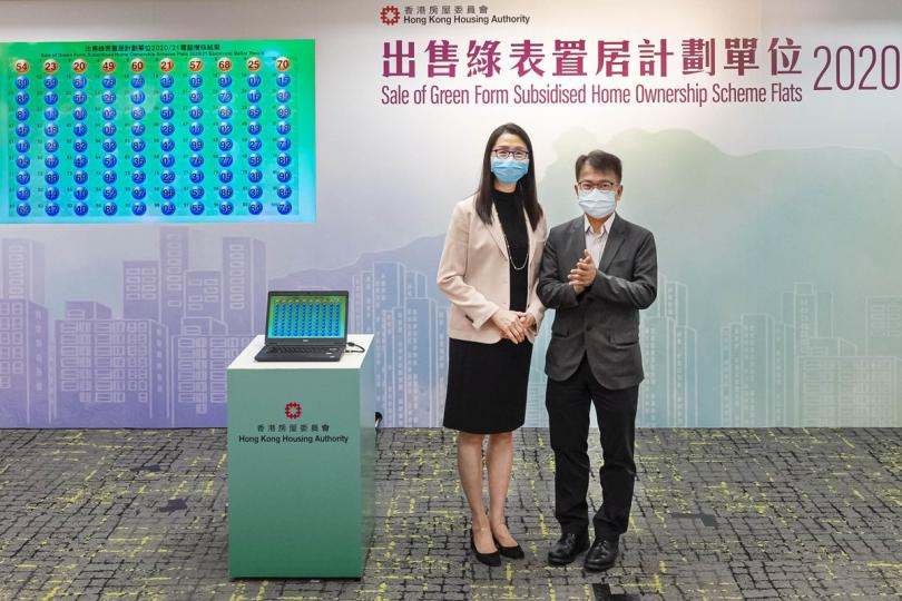 電腦攪珠:  房屋委員會資助房屋小組委員會主席黃碧如（左）主持出售綠表置居計劃單位的攪珠儀式。