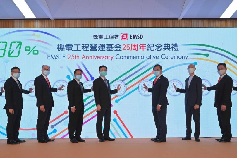 同賀銀禧:  李家超（左四）連同機電工程署署長彭耀雄（右三）、中聯辦教育科技部副部長葉水球（左三）和其他嘉賓主持開幕儀式。