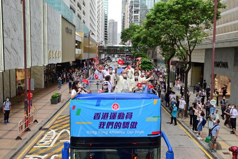 支持健兒:  特區政府與中國香港體育協會暨奧林匹克委員會為東京2020奧運會中國香港代表團安排巴士巡遊，參與的教練和其他代表隊成員向沿途市民揮手。