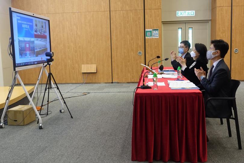推動調解:  鄭若驊（中）以網上形式出席粵港澳大灣區調解工作委員會揭牌儀式。
