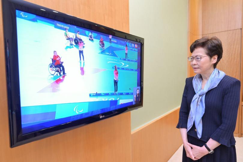 支持港隊:  林鄭月娥透過電視直播觀賞賽事，為梁育榮打氣。
