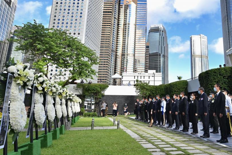 致敬: 林鄭月娥與政府高層官員等在香港大會堂紀念花園出席中國人民抗日戰爭勝利紀念日儀式。 致敬: 林鄭月娥與政府高層官員等在香港大會堂紀念花園出席中國人民抗日戰爭勝利紀念日儀式。