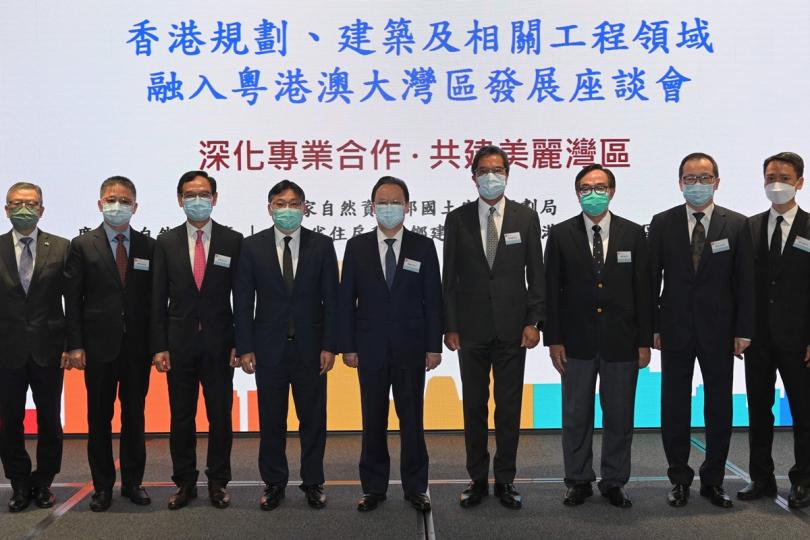 惠及業界: 黃偉綸(右四)出席香港規劃、建築及相關工程領域融入粵港澳大灣區發展座談會。 惠及業界: 黃偉綸(右四)出席香港規劃、建築及相關工程領域融入粵港澳大灣區發展座談會。