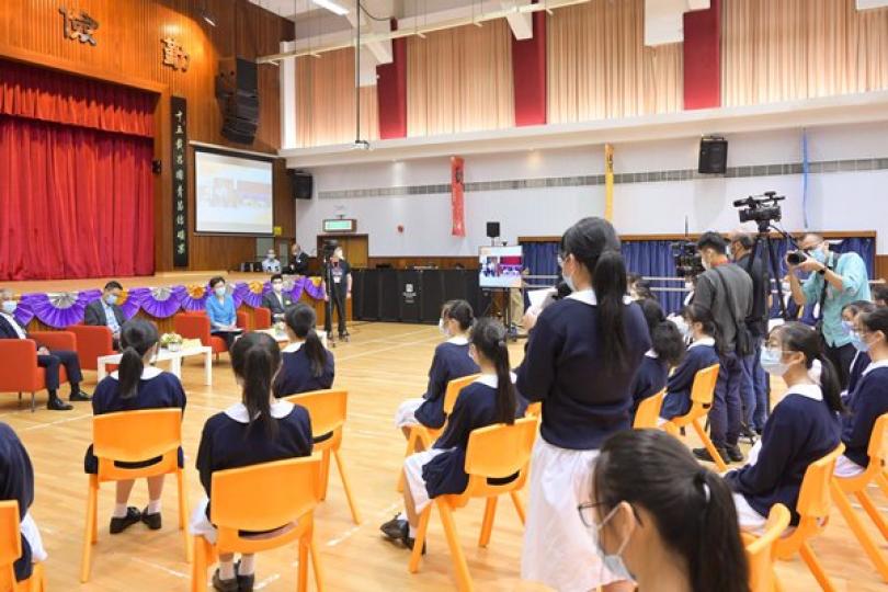 特首訪中學了解公民科學習情況