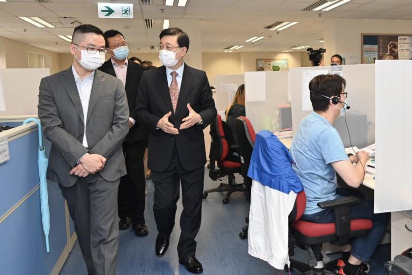 做好準備:  李家超（左三）到訪選舉事務處位於九龍灣的辦事處，在熱線中心聽取人員簡介2021年選舉委員會界別分組一般選舉的各項籌備工作。
