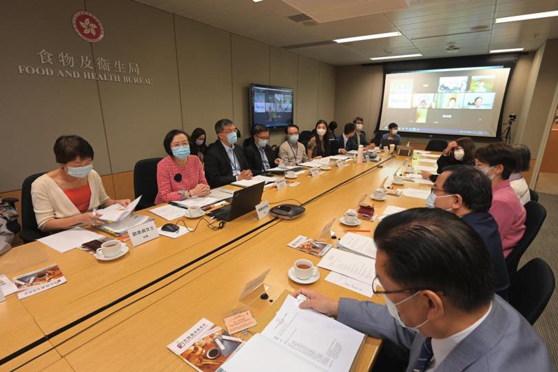 深入討論:  陳肇始（左二）主持中醫中藥發展委員會會議，與會員討論多個中醫藥發展項目最新進展。