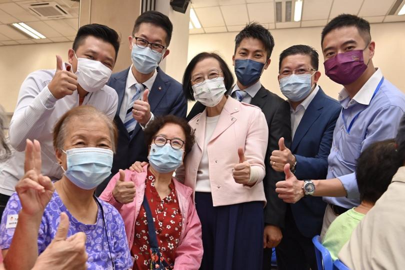 健康快訊:  陳肇始（後排左三）鼓勵長者接種新冠疫苗，並表示健康講座能讓他們了解更多新冠疫苗資訊和保護作用。