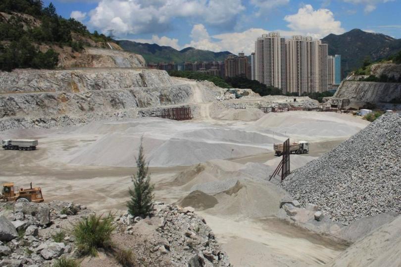 安全至上:  現時香港只有一個石礦場仍然運作，位於屯門藍地。礦務部的工作包括管理石礦場作業和安全運作。
