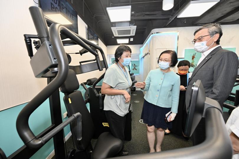 投入服務:  陳肇始（左二）視察西貢地區康健站主中心，了解其運作和提供的基層醫療健康服務。