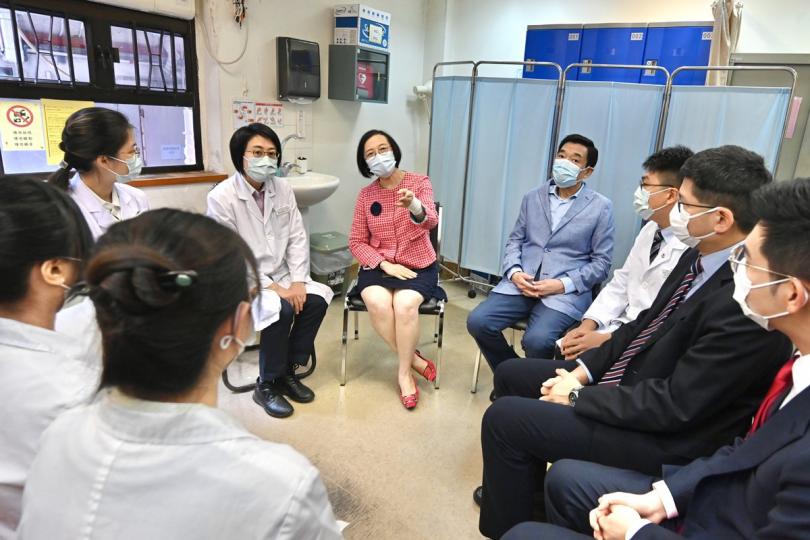支援業界:  陳肇始（中）在中西區中醫診所暨教研中心與中醫師會面，介紹施政報告中與中醫藥發展有關的措施，並聽取他們的意見。