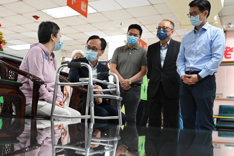 關懷備至:  聶德權（左二）與院友交談。