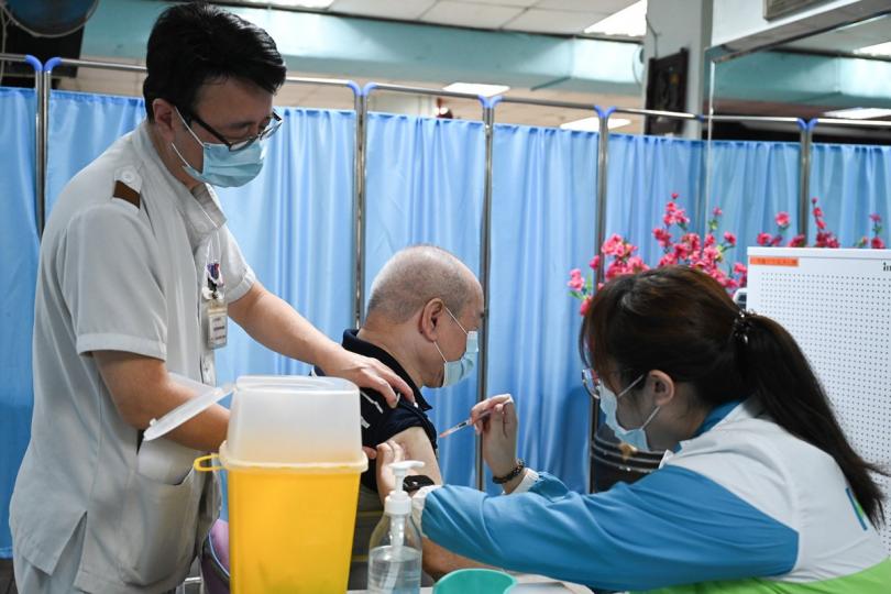 及早接種:  到診註冊醫生在安老院為合適的院友接種科興疫苗。