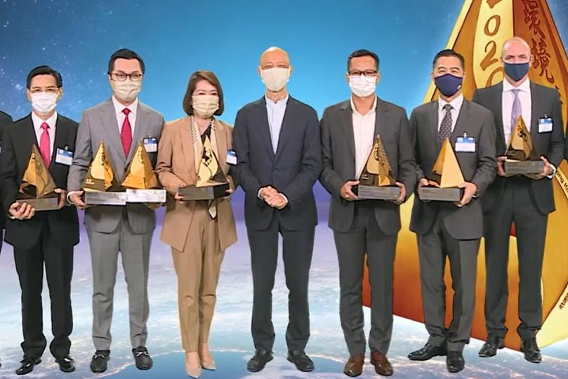 推動環保:  黃錦星（中）在香港環境卓越大獎暨香港綠色機構認證頒獎典禮擔任主禮嘉賓，表揚機構積極實踐環境管理和對環保有卓越貢獻。