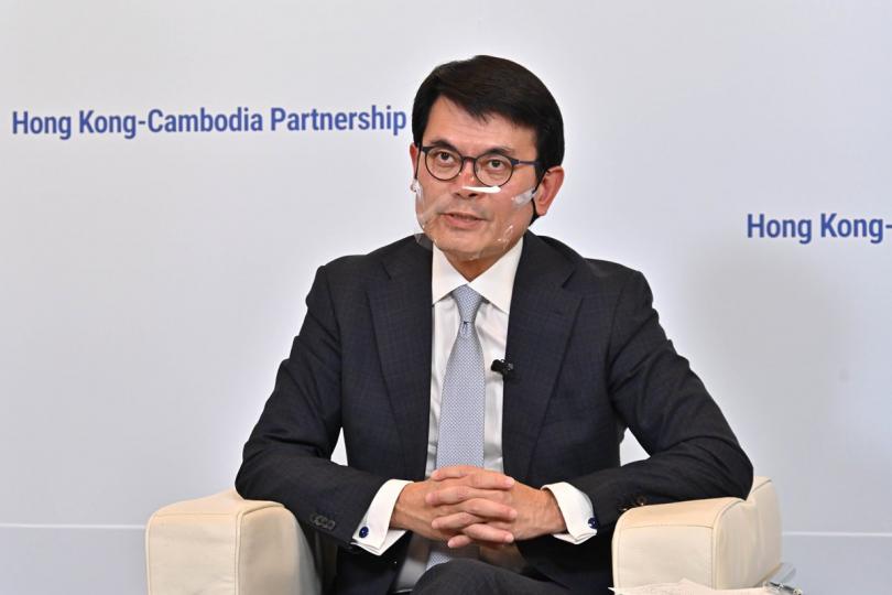 經濟潛力: 邱騰華在研討會致開幕辭,歡迎香港企業多探索柬埔寨西哈努克港經濟特區的潛力,並以此作為切入點,拓展柬埔寨以至東盟市場。 經濟潛力: 邱騰華在研討會致開幕辭,歡迎香港企業多探索柬埔寨西哈努克港經濟特區的潛力,並以此作為切入點,拓展柬埔寨以至東盟市場。
