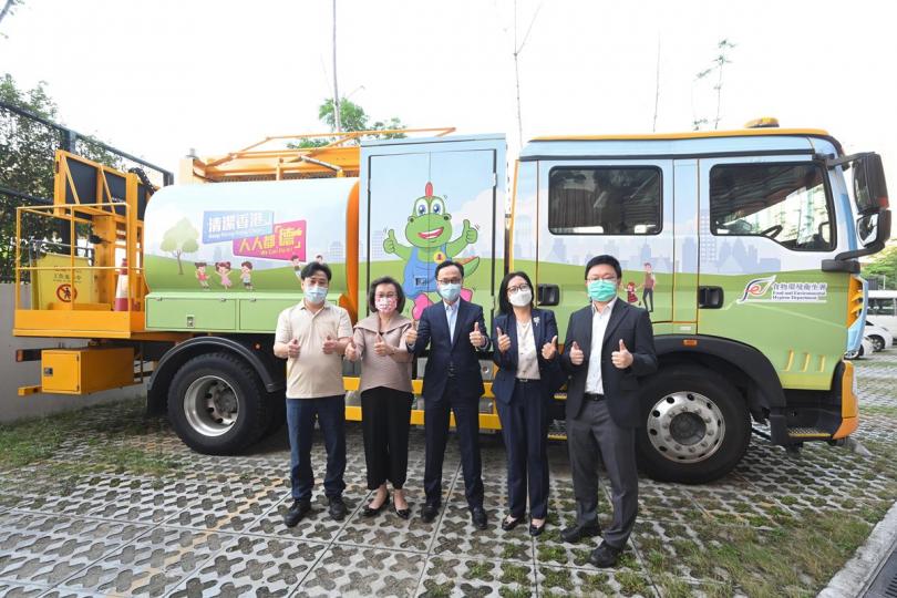 裝備齊全:  聶德權（中）聽取食環署同事介紹洗街車運作，並與署長楊碧筠（右二）和部門人員合照。