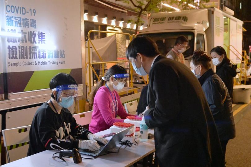 登記檢測:  尖沙咀凱譽列為受限區域，工作人員為受檢人士登記進行檢測。