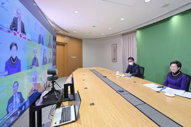 商貿討論: 林鄭月娥(右)透過視像會議出席亞太區經濟合作組織商貿諮詢理事會成員對話,旁為商務及經濟發展局局長邱騰華。 商貿討論: 林鄭月娥(右)透過視像會議出席亞太區經濟合作組織商貿諮詢理事會成員對話,旁為商務及經濟發展局局長邱騰華。