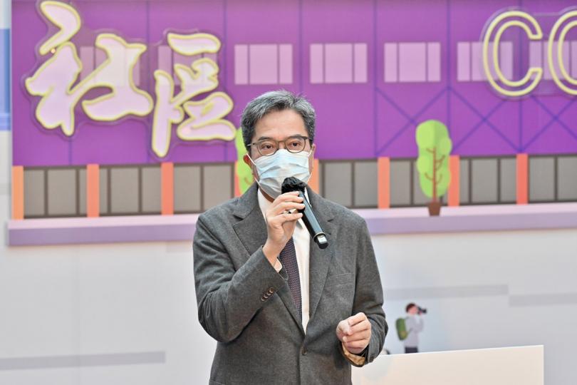 優化社區:  黃偉綸在東涌東海濱長廊改善工程第一階段完工暨東涌社區聯絡中心開幕典禮上致辭時說，海濱長廊既改善海濱的環境，也加強區內連接性。