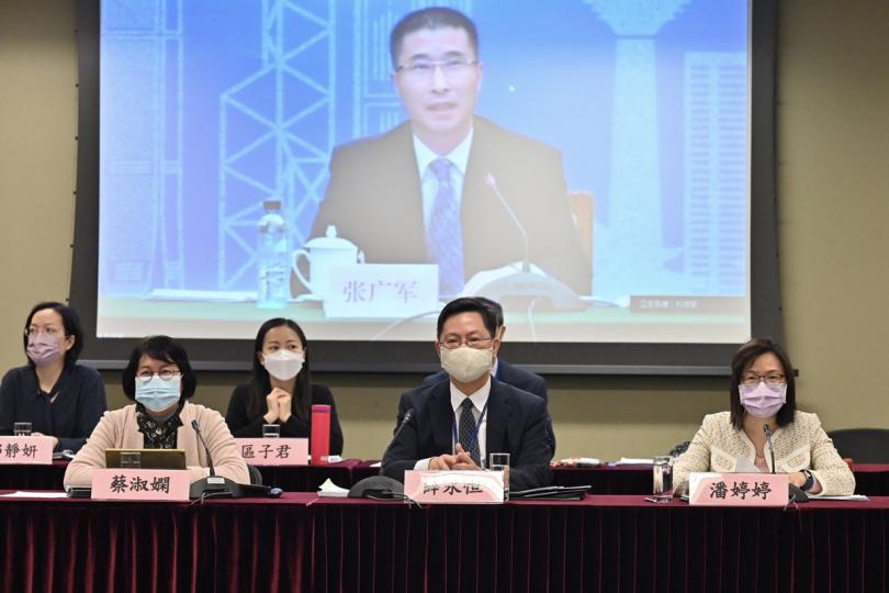 推動創科: 薛永恒(前排中)透過視像會議形式主持內地與香港科技合作委員會第15次會議。 推動創科: 薛永恒(前排中)透過視像會議形式主持內地與香港科技合作委員會第15次會議。