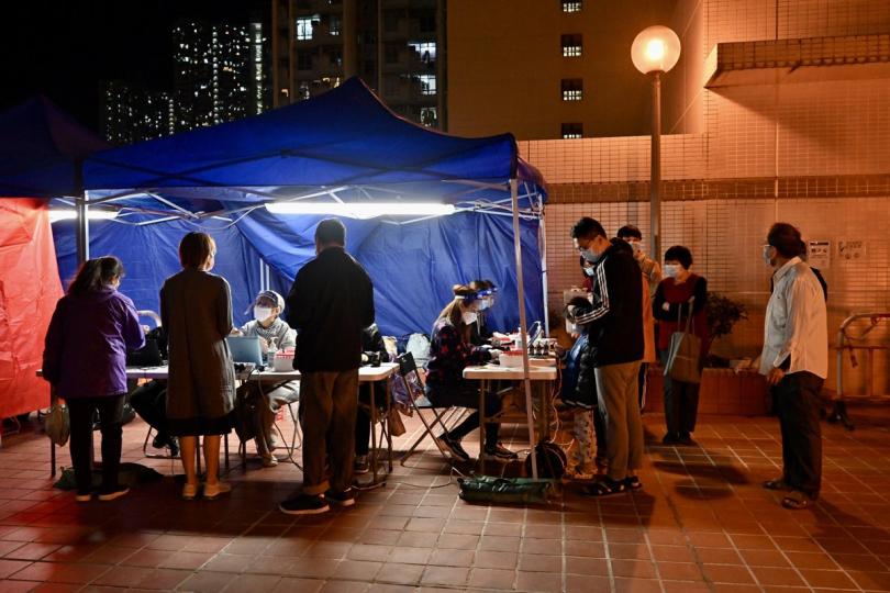 登記檢測: 藍田安田邨安健樓列為受限區域,工作人員為受檢人士登記進行檢測。 登記檢測: 藍田安田邨安健樓列為受限區域,工作人員為受檢人士登記進行檢測。