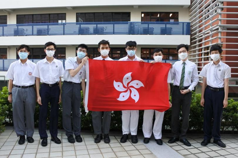 成績斐然:  香港學生（左起）陳逸朗、朱卓熹、游証恩、謝凌睿、楊汶璁、鄭思律、鄭逸朗和藍仲宏在國際大都會奧林匹克奪得四金兩銀一銅和團體賽銀牌。