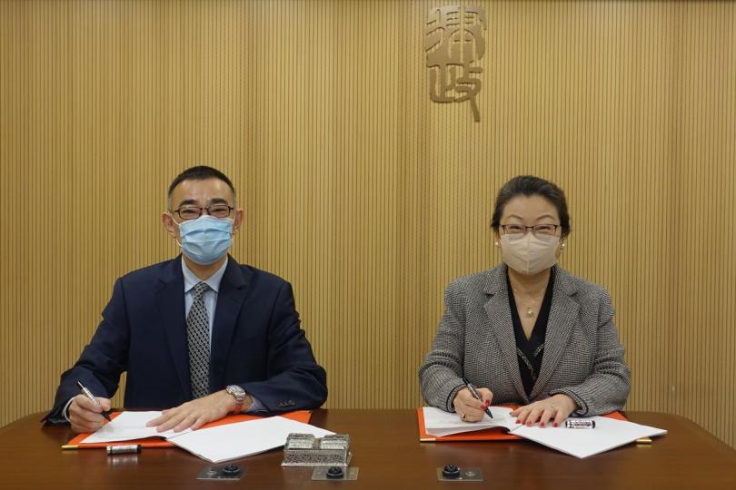 惠及業界:  鄭若驊（右）與一邦國際網上仲調中心主席蘇紹聰就提供香港法律雲端服務簽署諒解備忘錄。