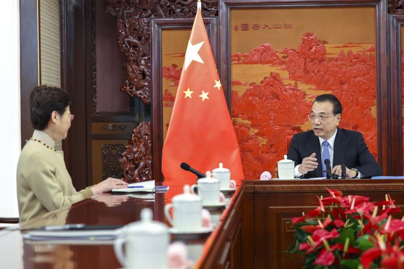 工作匯報:  林鄭月娥（左）向國務院總理李克強述職，並感謝他對特區工作的肯定。