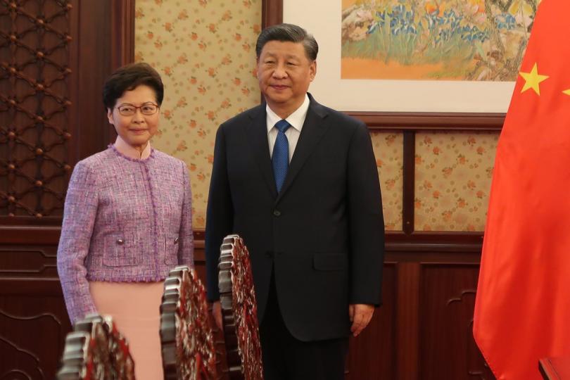 述職之行:  林鄭月娥（左）獲國家主席習近平接見，其間向他匯報香港經濟、社會和政治方面的最新情況。