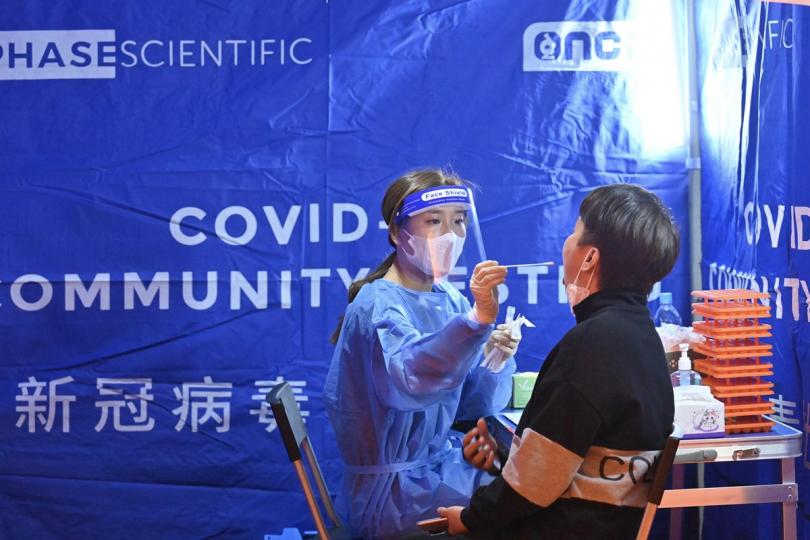 遵從宣告:  受檢人士在屯門受限區域接受咽喉和鼻腔合併拭子採樣。