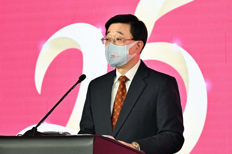 熱切期盼:  李家超致辭時指，特區政府來年將以「砥礪奮進廿五載　攜手再上新征程」為主題，舉辦一連串慶祝特區成立25周年活動。