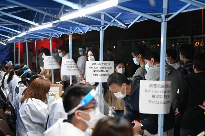 遵從要求:  政府將錦豐苑錦萱閣（F座）劃為受限區域，工作人員為受檢人士登記接受強制檢測。