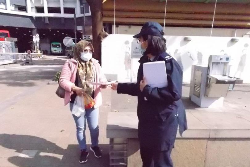 同心抗疫:  食環署與相關政府部門到多區外傭慣常聚集地點，呼籲他們保持防疫意識，注意環境清潔，並遵守各項防疫規例。