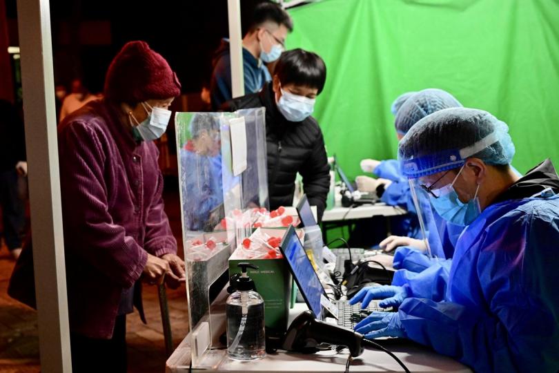 通力合作:  石蔭東邨蔭裕樓受限區域受影響人士獲安排準備接受檢測。