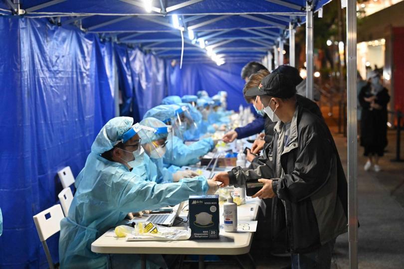 行動暢順:  工作人員在大埔昌運中心受限區域內為受檢人士登記檢測。