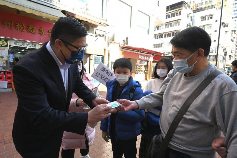 自願檢測:  鄧炳強（左）到元朗安達坊向市民派發快速測試套裝。