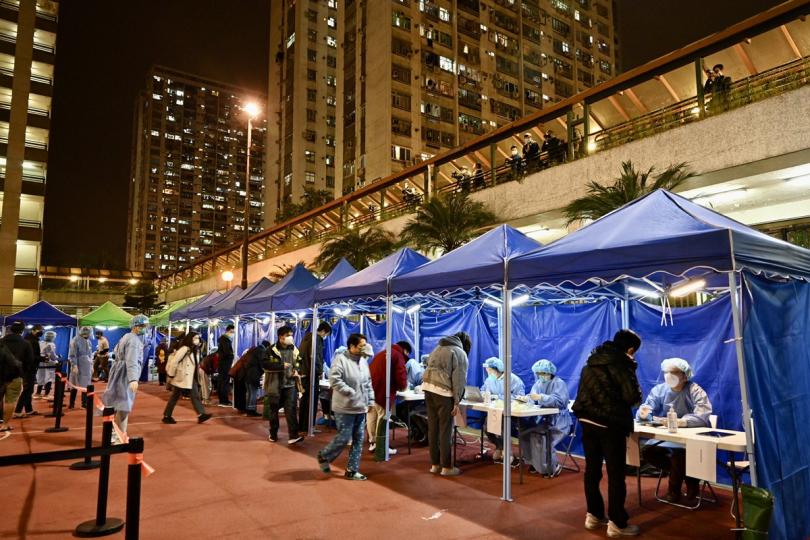 圍封強檢:  朗屏邨鵲屏樓受限區域的受檢人士逐一登記接受強制檢測。