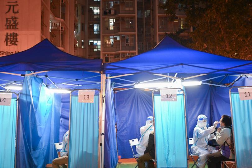 抗疫為重:  元州邨元盛樓居民獲安排到臨時採樣站接受檢測。
